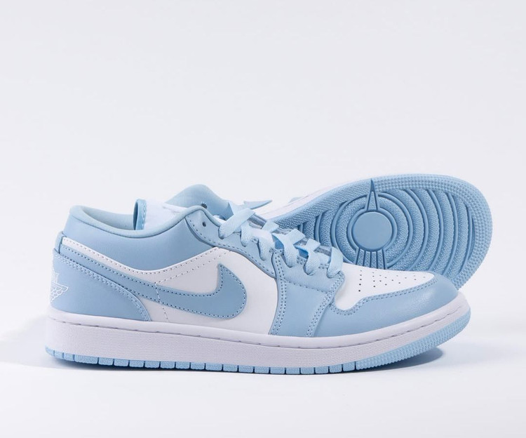 کتونی نایک : مدل ایرجردن 1 لو سفید آبی یخی (یا کتونی نایک جردن 1 آیس بلو) : Nike Air Jordan 1 Low SE Reverse Ice Blue محصول :ویتنام