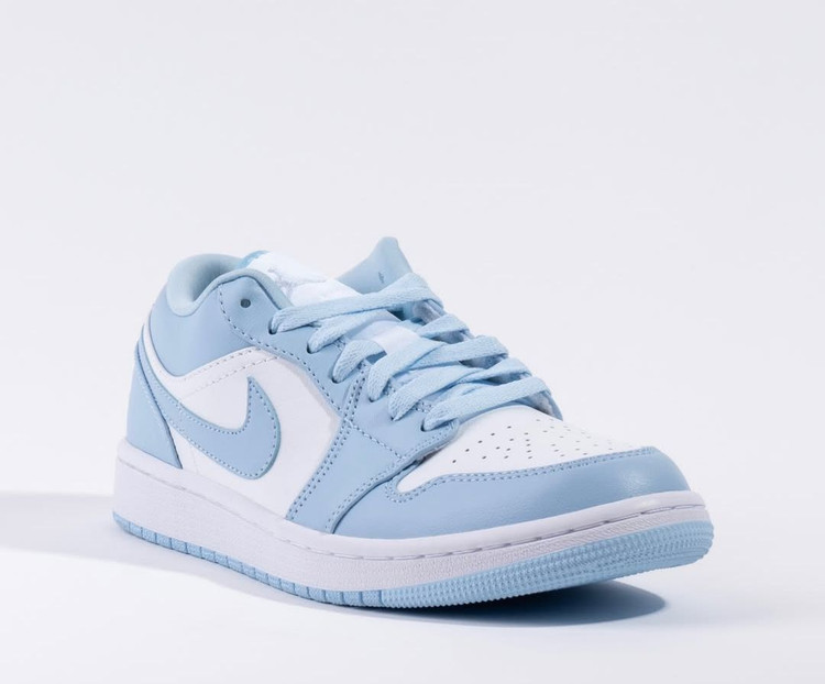 کتونی نایک : مدل ایرجردن 1 لو سفید آبی یخی (یا کتونی نایک جردن 1 آیس بلو) : Nike Air Jordan 1 Low SE Reverse Ice Blue محصول :ویتنام