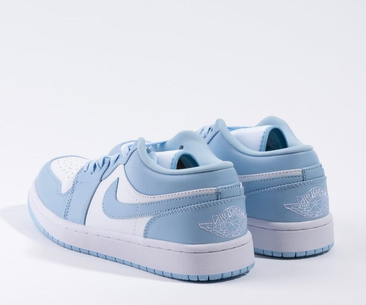 کتونی نایک : مدل ایرجردن 1 لو سفید آبی یخی (یا کتونی نایک جردن 1 آیس بلو) : Nike Air Jordan 1 Low SE Reverse Ice Blue محصول :ویتنام