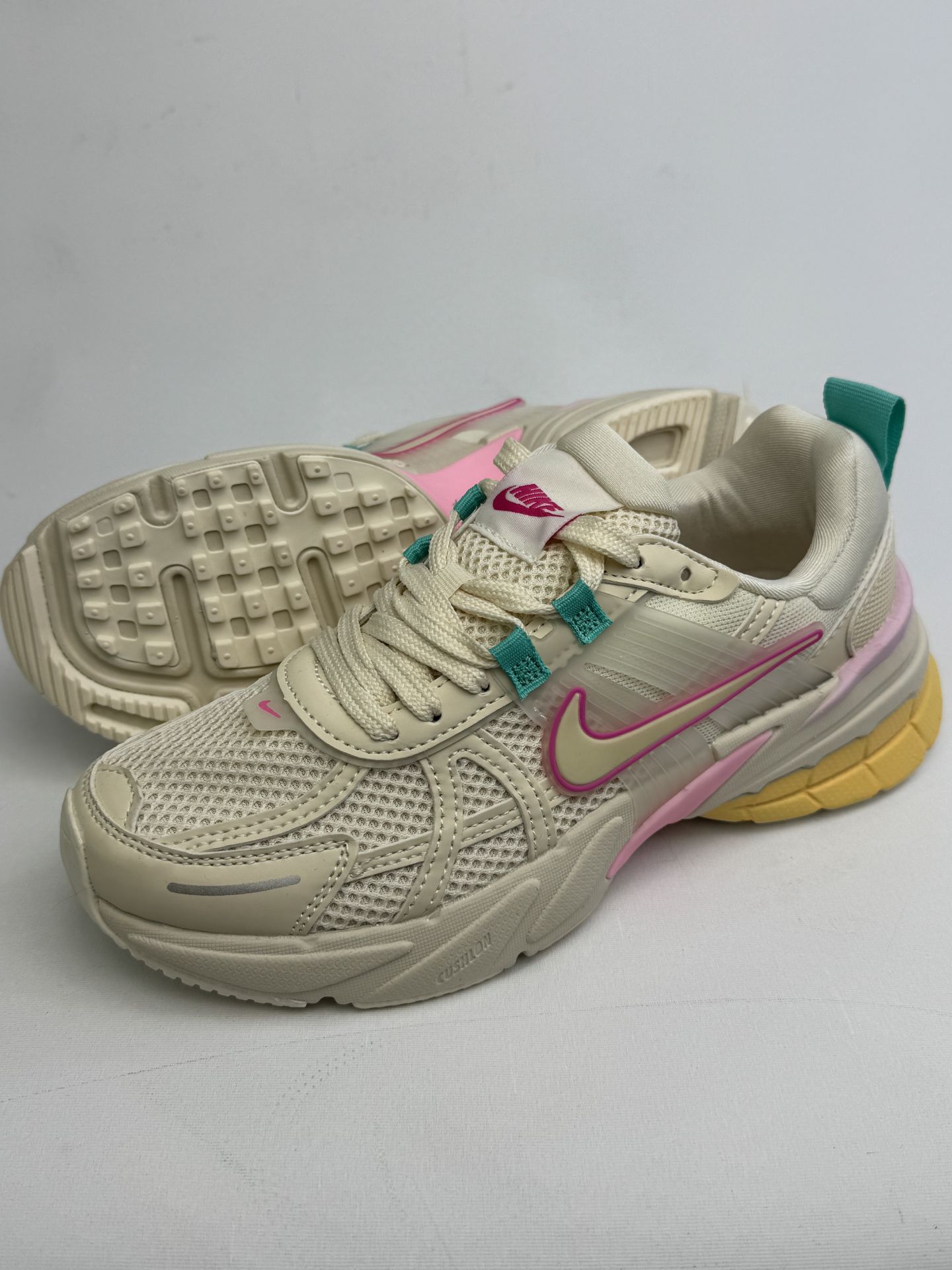 کتونی : "نایک ویتوکی ران" "Nike V2K Run" محصول : ویتنام