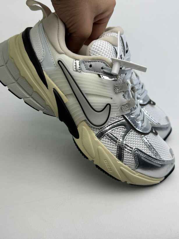 کتونی : "نایک ویتوکی ران" "Nike V2K Run" محصول : ویتنام