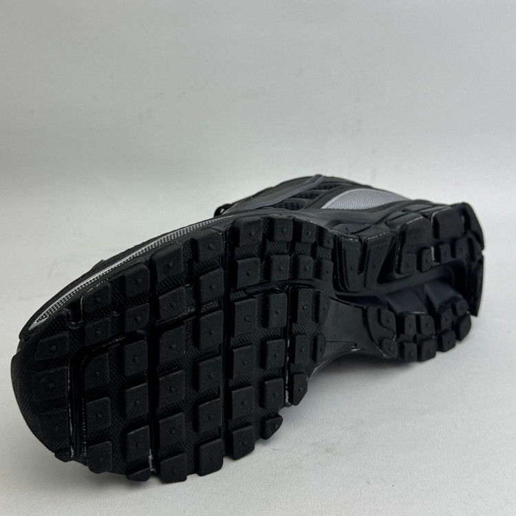 کتونی : نایکی وومرو ۵ Nike Vomero 5 محصول: ویتنام