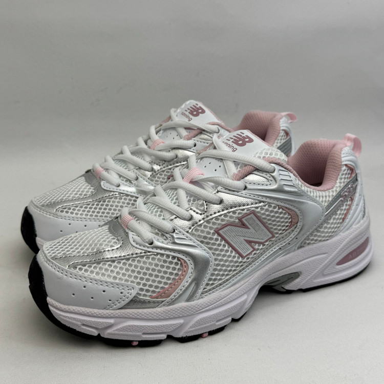 کتونی:نیو بالانس ۵۳۰ نقرهای صورتی New Balance 530 Pink & Silver محصول :ویتنام