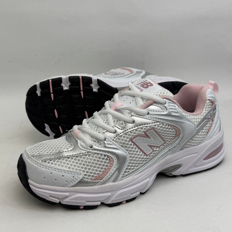 کتونی:نیو بالانس ۵۳۰ نقرهای صورتی New Balance 530 Pink & Silver محصول :ویتنام