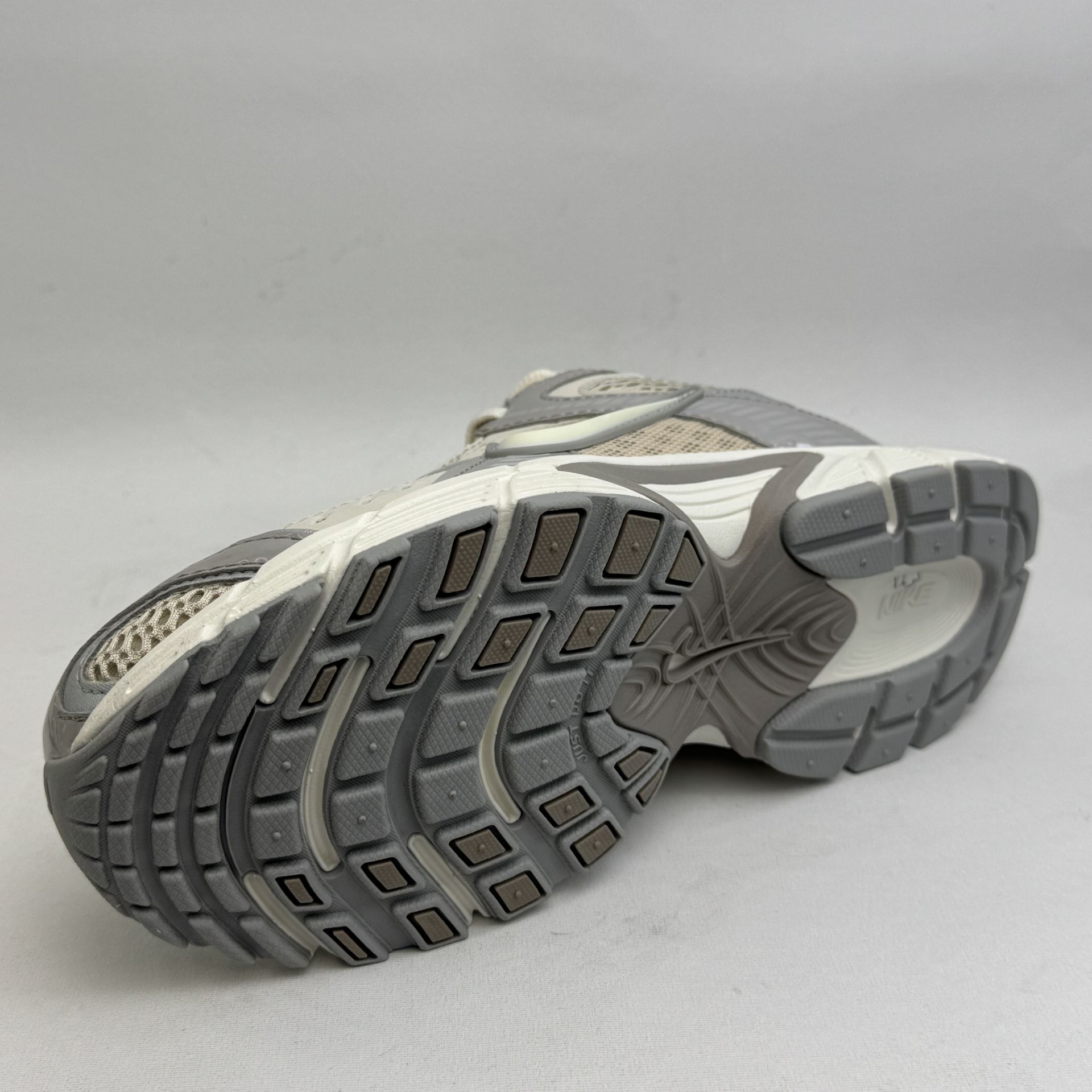 کتونی : نایکی زوم وومرو ۵ Nike Zoom Vomero 5 محصول : ویتنام