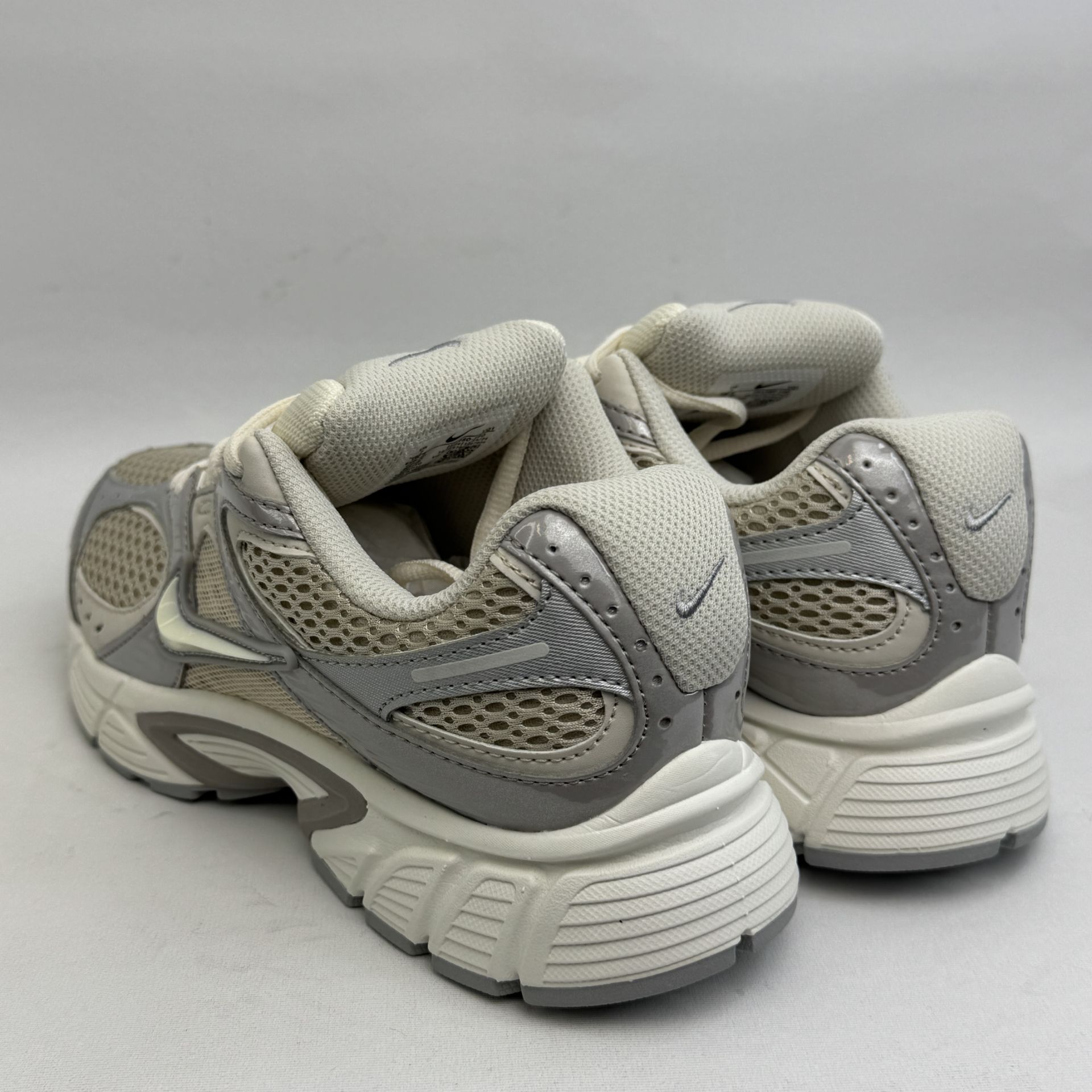 کتونی : نایکی زوم وومرو ۵ Nike Zoom Vomero 5 محصول : ویتنام