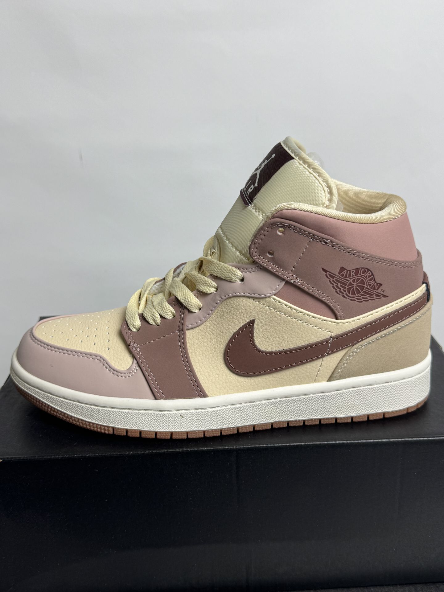 کتونی نایکی ایر جردن ۱ Nike Air Jordan 1 Mid محصول : ویتنام