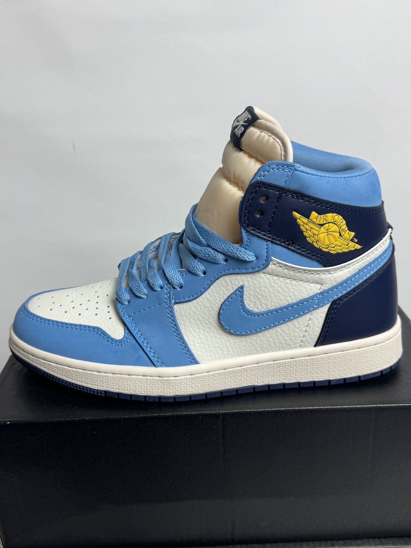 کتونی ایر جردن ۱ های «فرست این فلایت» Air Jordan 1 Retro High OG "First in Flight