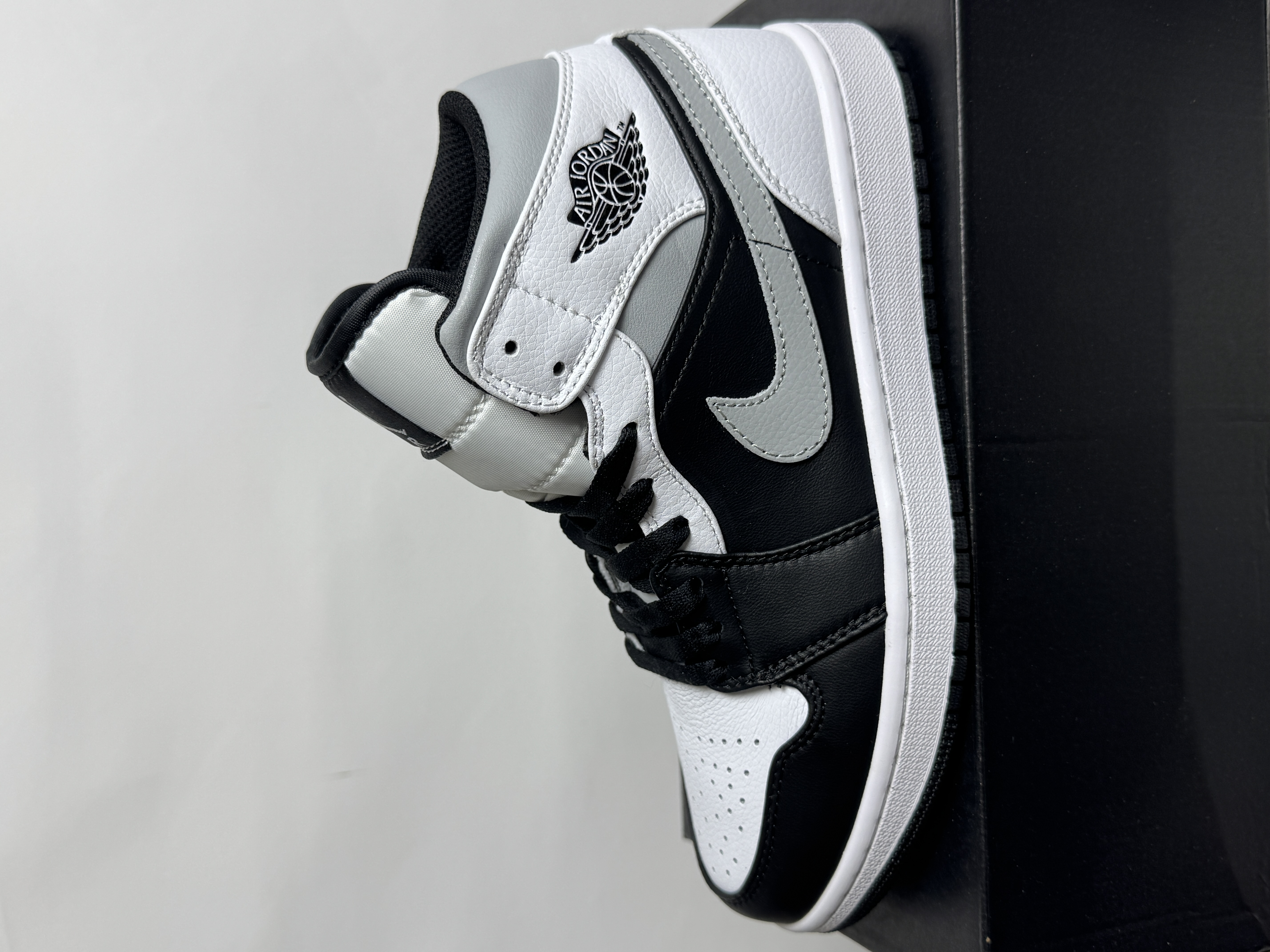 کتونی  ایر جردن ۱ مید «وایت شادو» Air Jordan 1 Mid "White Shadow